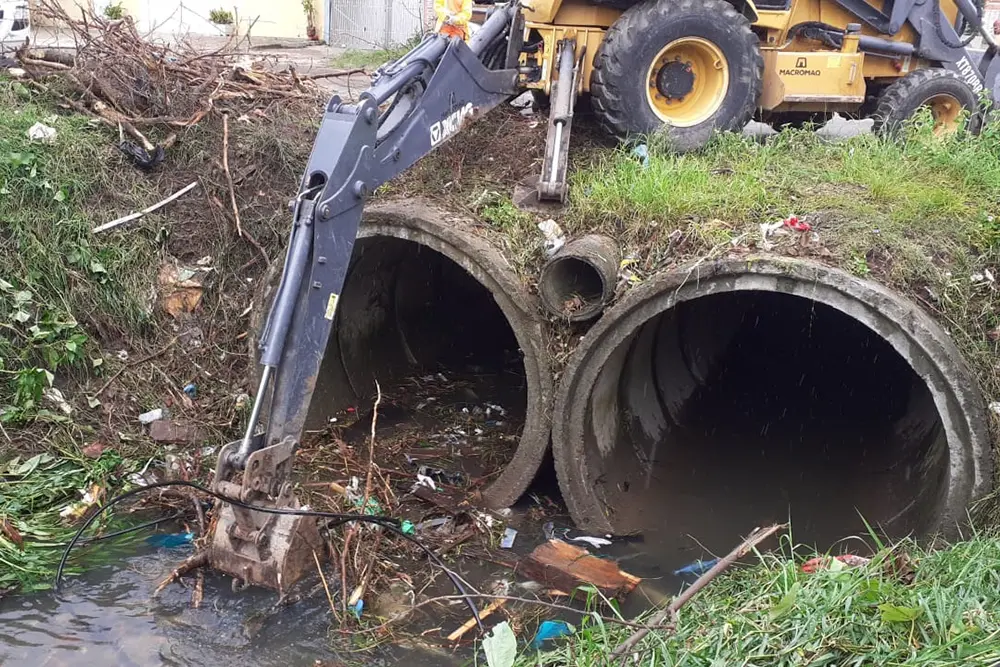 Descarte incorreto de lixo compromete a drenagem e aumenta riscos de alagamentos 6 Descarte incorreto de lixo