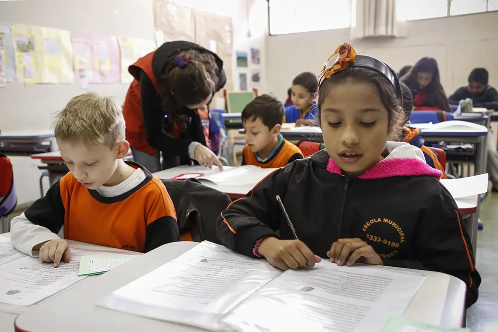 Curitiba mantém liderança com menor distorção idade-série entre as capitais 8 idade-série