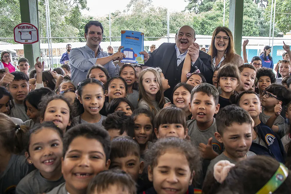 Greca e Eduardo Pimentel entregam livros na volta às aulas das escolas municipais de Curitiba 1 entrega livros