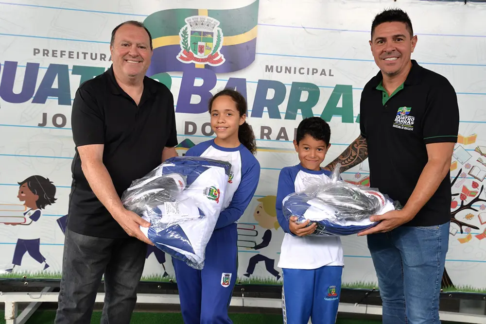 Kits completos de uniforme são entregues aos mais de 2.600 alunos da rede municipal de ensino de Quatro Barras 4 Kits completos de uniforme