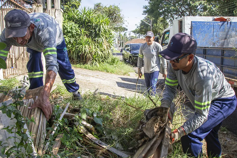 Mutirão contra a dengue em Curitiba recolhe entulhos no bairro Cajuru 1 Mutirão contra a dengue