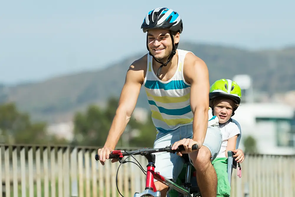 Criança na garupa da bicicleta traz sérios riscos de lesões 7 garupa da bicicleta