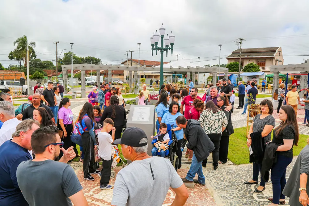 Bairro São Cristóvão ganha Praça totalmente revitalizada com o primeiro Parquinho de Inclusão do município de Piraquara 6 Parquinho de Inclusão