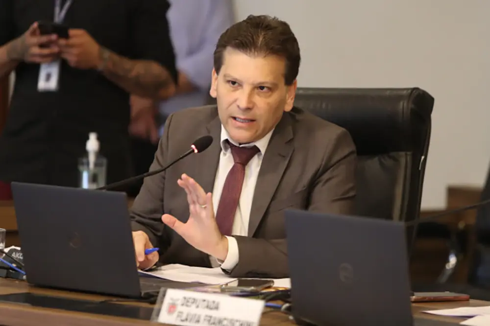 Deputado Paulo Gomes pede mais ações de fiscalização contra o uso de cigarros eletrônicos em bares e casas noturnas 4 Deputado estadual Paulo Gomes