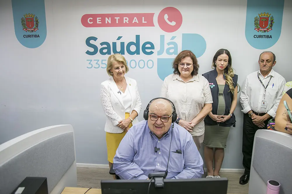 Prefeito Rafael Greca atende à ligação 1 milhão da Central Saúde Já Curitiba 8 Central Saúde Já Curitiba