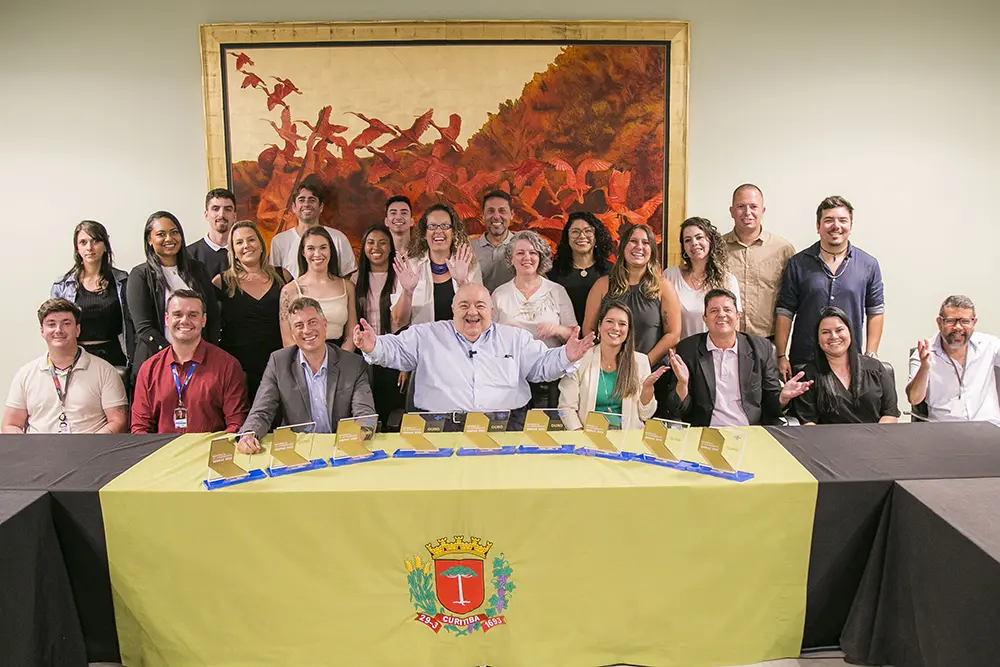 Greca recebe equipes premiadas pelo atendimento Selo Ouro dos Espaços Empreendedor de Curitiba 2 Selo Ouro dos Espaços Empreendedor