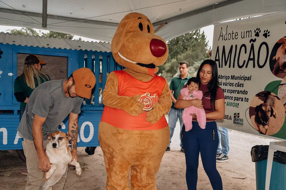 Feira de Adoção garante novo lar para cães do Abrigo Municipal de Quatro Barras 6 Feira de Adoção