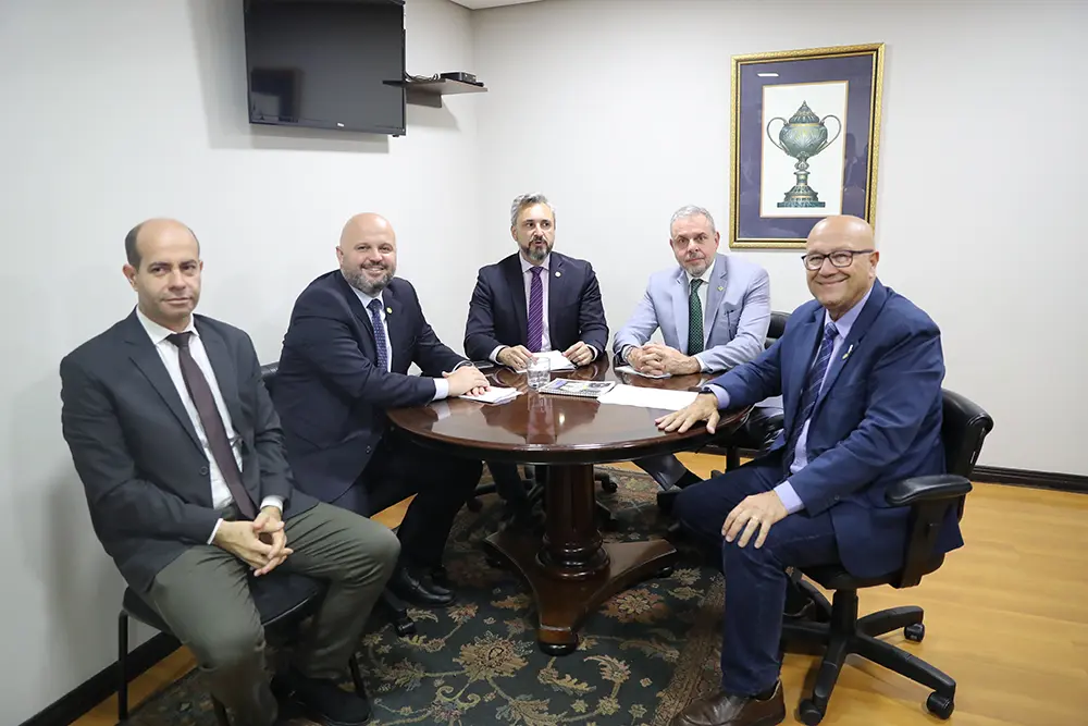 Projeto que disciplina o uso de celulares pelos alunos da educação básica é aprovado na Assembleia do Paraná 4 uso de celulares pelos alunos