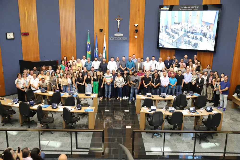 Servidora com 40 anos de Câmara recebe homenagem de vereadores e funcionários 1 homenagem de vereadores e funcionários