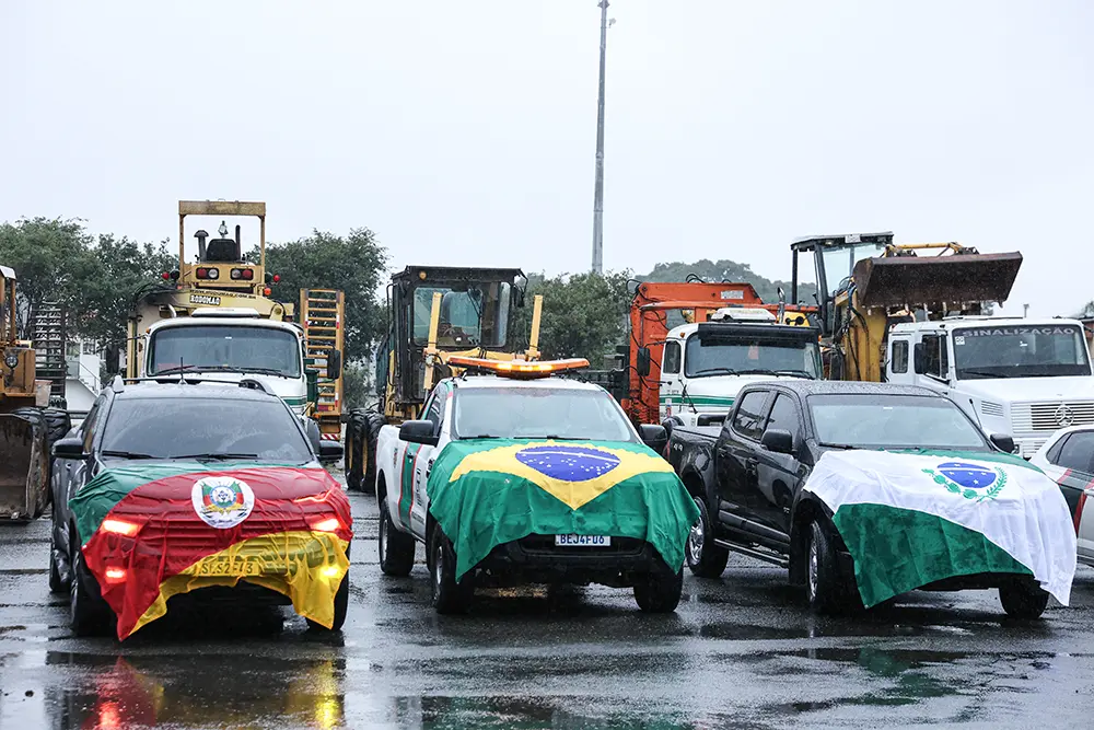 Com apoio de outros Poderes, Paraná envia maquinário para desobstruir rodovias do Rio Grande do Sul 3 enchentes