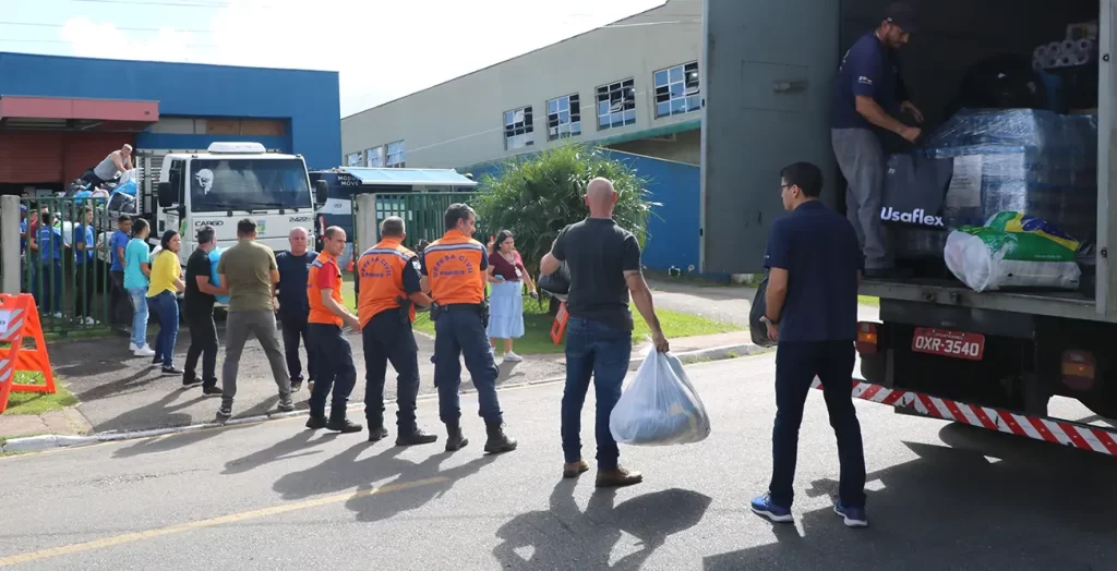 Pinhais arrecada e envia cerca de 40 toneladas de donativos ao Rio Grande do Sul 8 doações ao rio grande do sul prefeitura de pinhais