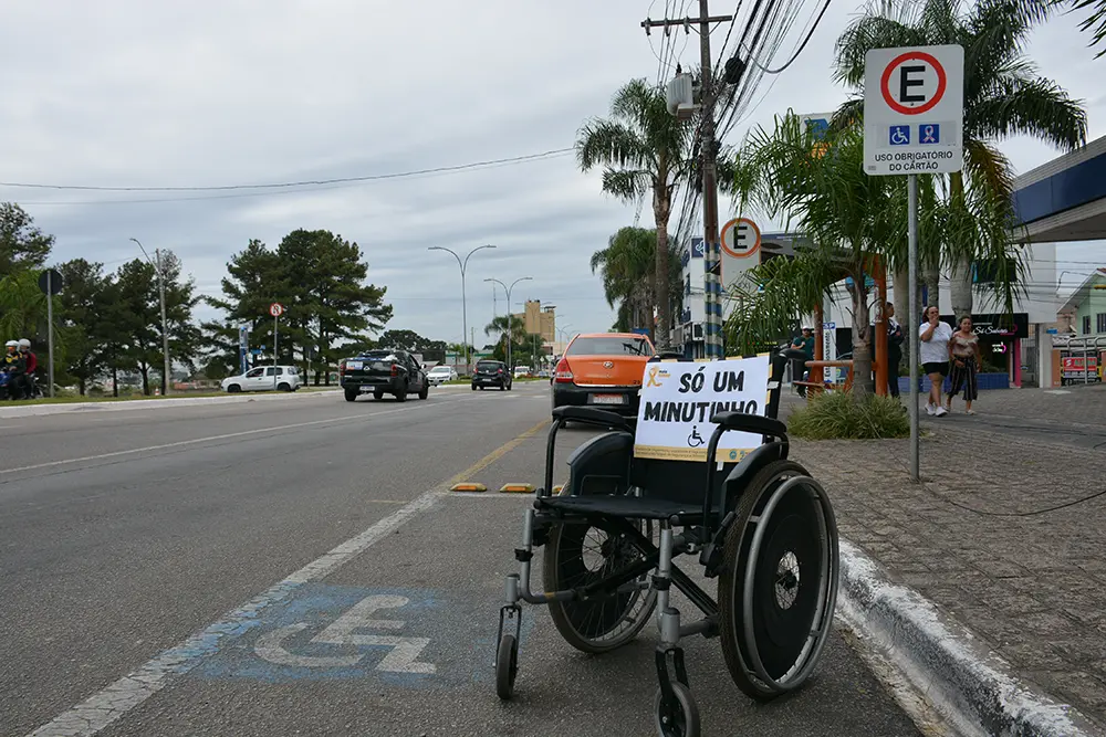 “Só um minutinho”: ação busca conscientizar motoristas sobre vagas prioritárias no trânsito de Pinhais 7 Só um minutinho