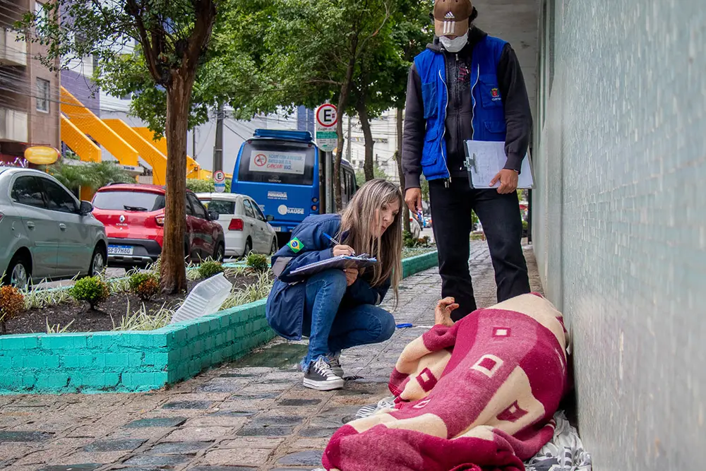 Com previsão de frio intenso, FAS amplia ações para acolhimento de pessoas em situação de rua em Curitiba a partir de terça 7 previsão de frio intenso