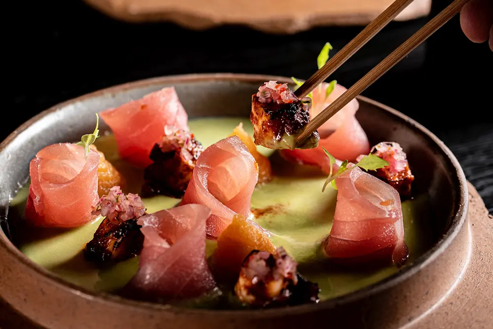 Do Peru ao Brasil, via Japão: As conexões da gastronomia Nikkei celebradas pelo chef Carlos Alata 4 Nuu Nikkei - Tiradito Jalapeño _ foto por Jennyfer França