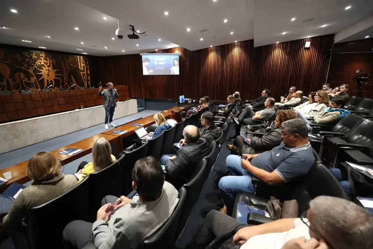 oficina sobre mídias sociais