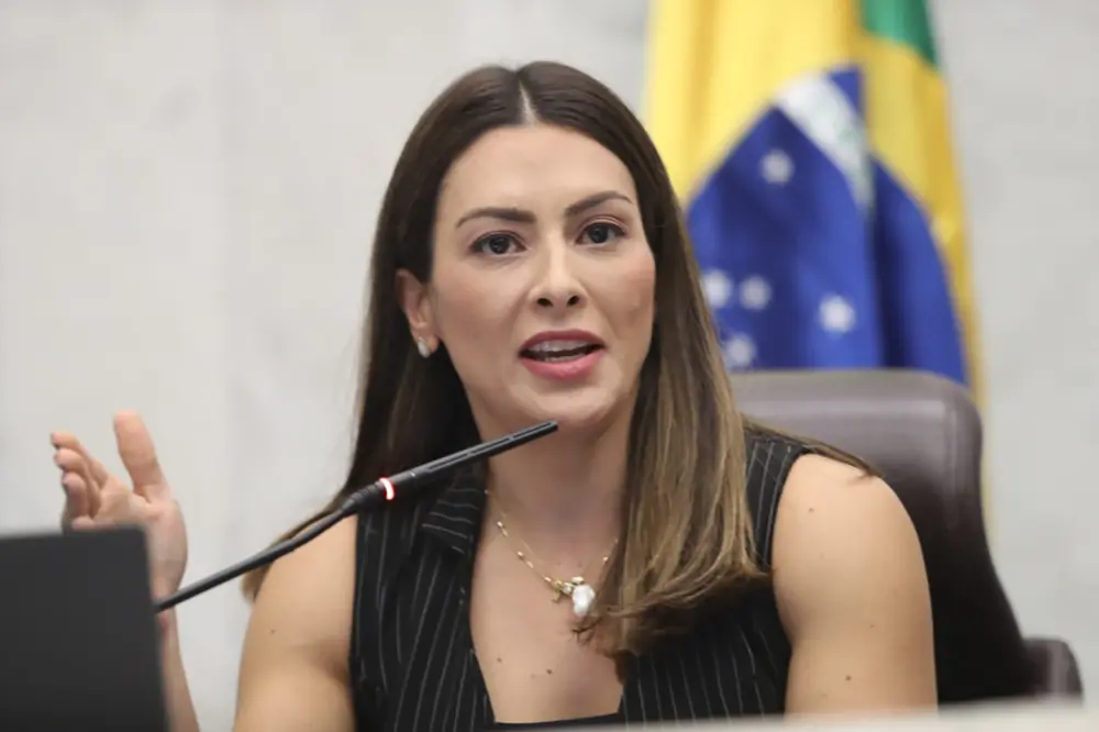 Lei que protege mulheres de assédio e importunação sexual nos ônibus é sancionada 4 Deputada Mabel Canto