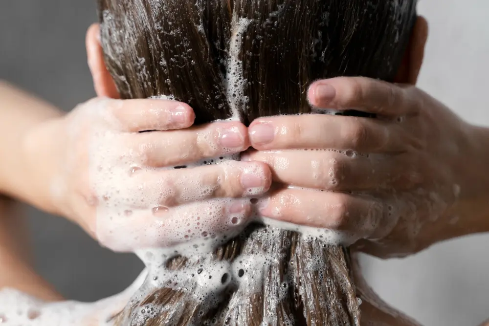 Diluir o shampoo é bom para o cabelo ou apenas um truque para render e economizar o produto? 8 Diluir o shampoo