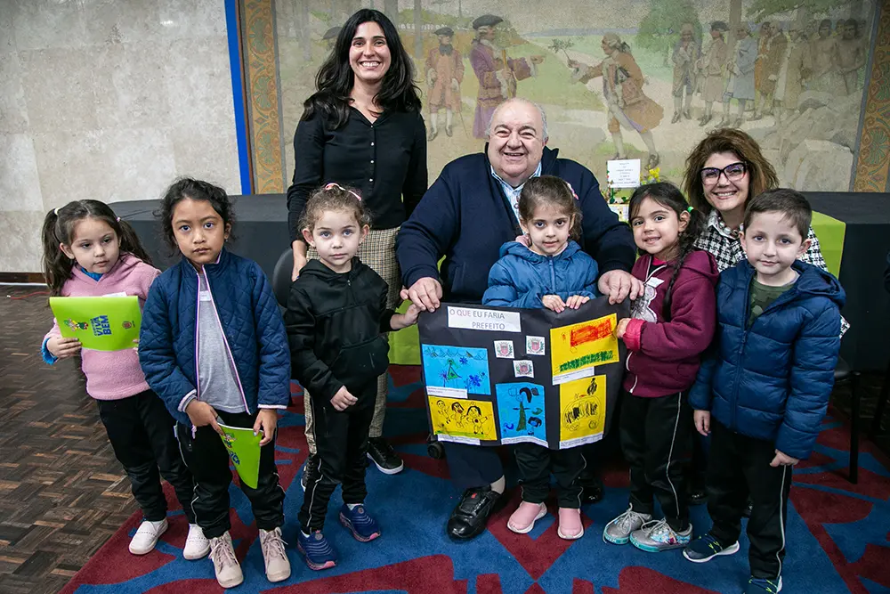 No Palácio Solar 29 de Março, estudantes aprendem sobre Curitiba com o prefeito Greca 4 linhas conhecimento