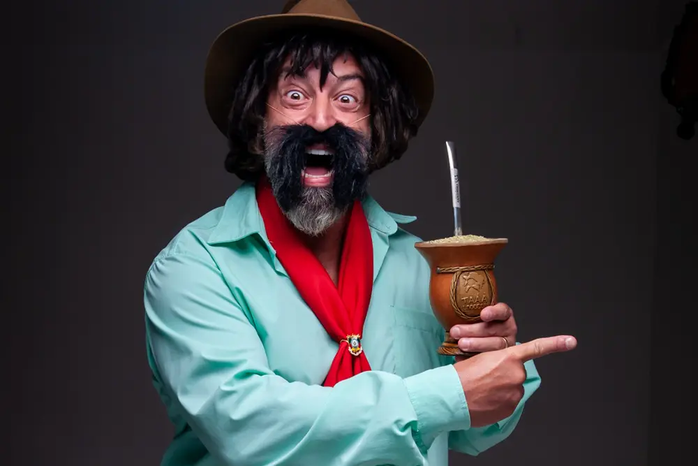 Cris Pereira apresenta no Guairão o espetáculo de humor "Gaudêncio em Busca do Piá Raiz" 5 Cris Pereira