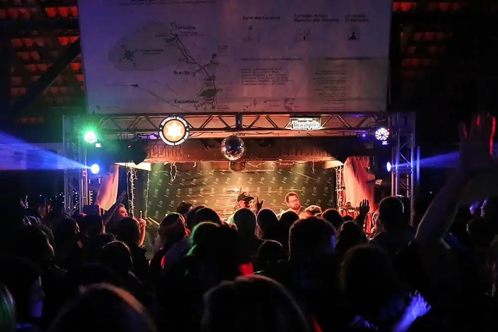 Último fim de semana da Festa da Tainha tem shows do Djambi, Grupo Frenesi e The Trio na Ilha do Mel 2 Festa da Tainha