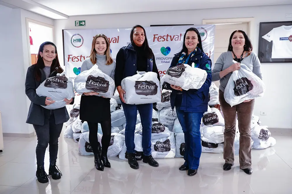 Festval entrega o primeiro lote de donativos arrecadados nas lojas, com mais de 3,5 mil peças 2 donativos