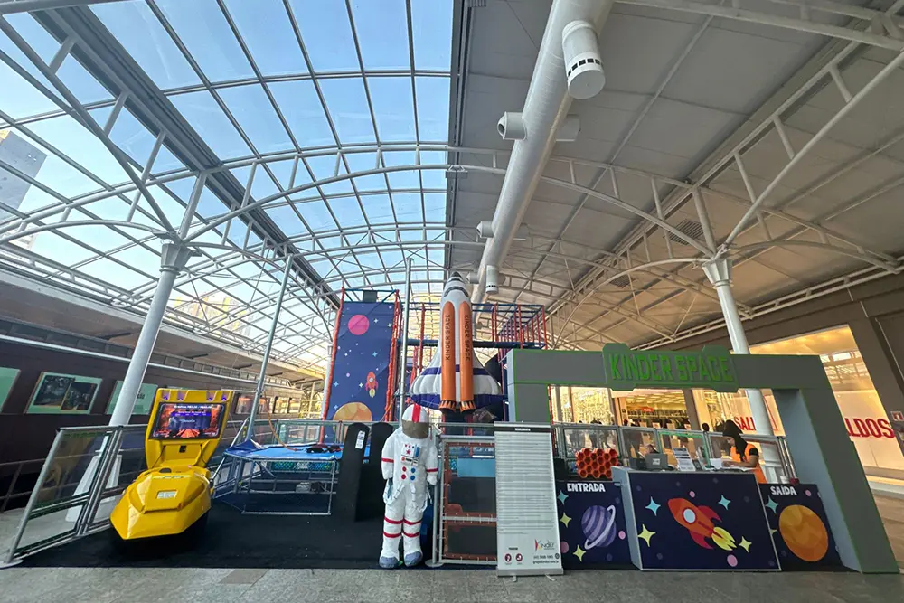 Parque inspirado no mundo da Astronomia, com nave e galáxia inflável, chega ao Shopping Estação 4 mundo da Astronomia