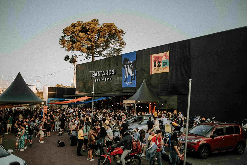 Bastards Brewery promove festa de 10 anos com presença de Joselito e Boça, personagens do Hermes e Renato 7 Bastards Brewery