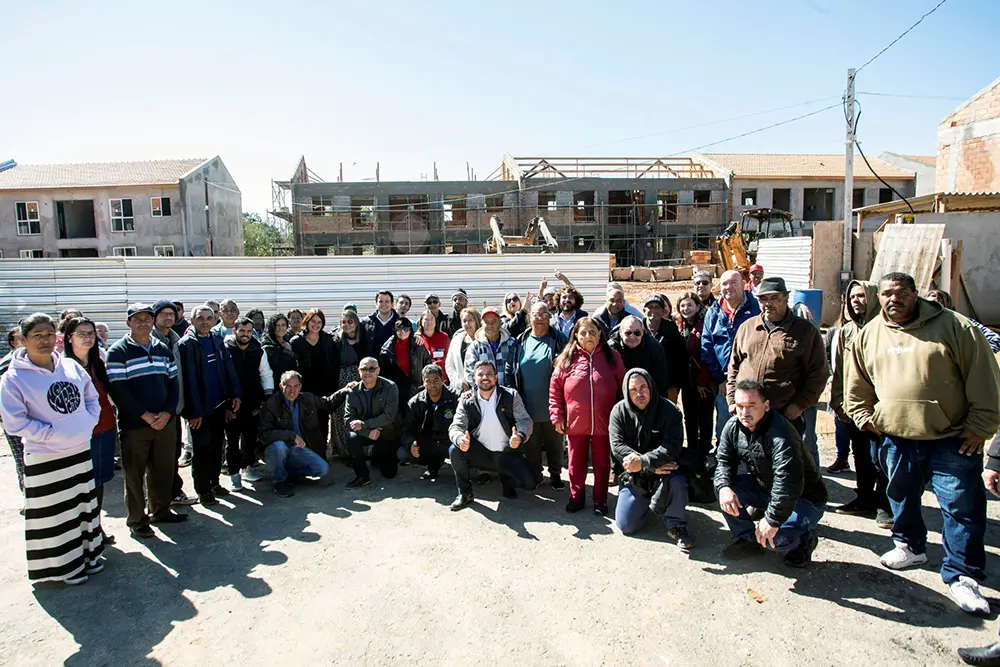 Na Vila Divino, no Atuba, Eduardo Pimentel afirma que regularização fundiária é fundamental para Curitiba seguir avançando 1 Eduardo Pimentel