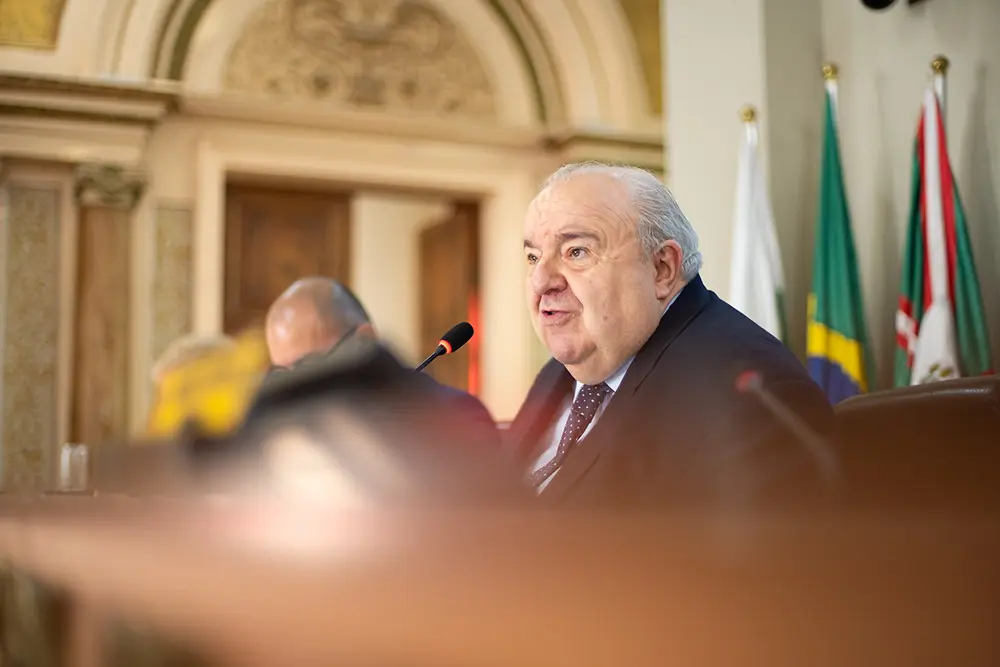 Em discurso na Câmara Municipal de Curitiba, Rafael Greca promete superávit e “Natal inesquecível” 2 Prefeito Rafael Greca