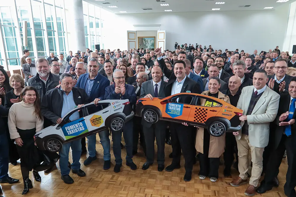 Governo do Paraná abre linha de crédito com juros subsidiados para taxistas renovarem frota 3 taxistas