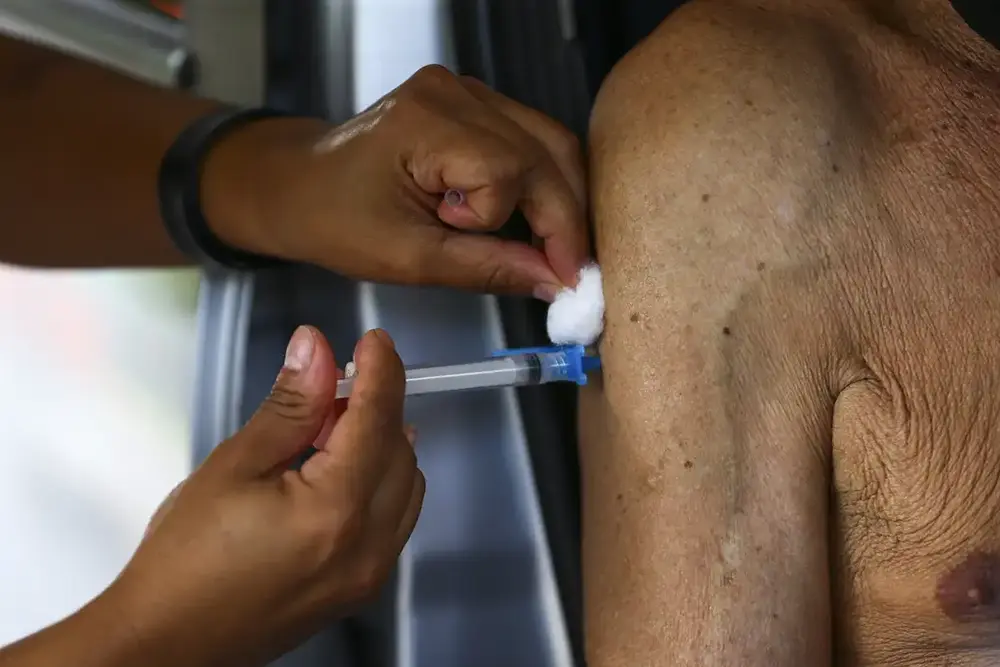 Aumenta de casos de covid-19 em idosos no país, indica Fiocruz 3 casos de covid-19