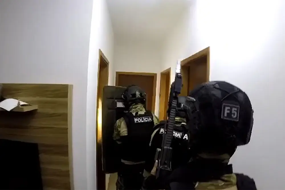 PCPR e PRF prendem 13 pessoas de grupo especializado em roubo de cargas de cigarros 1 roubo de cargas de cigarros