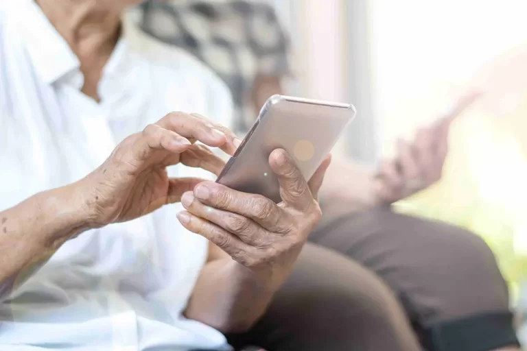 Golpes digitais em idosos