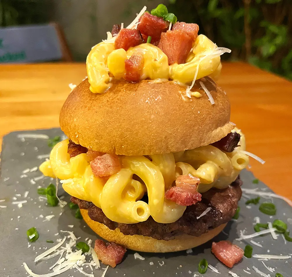Dia Mundial do Macarrão: Bar lança hambúrguer de mac and cheese para celebrar a data 5 Dia Mundial do Macarrão