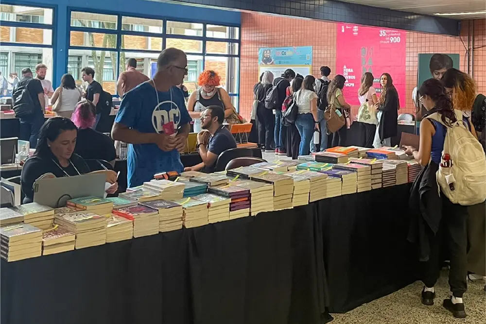 6ª edição da feira de livros Lombada da PUCPRESS oferece mais de mil de títulos com descontos 3 feira de livros Lombada