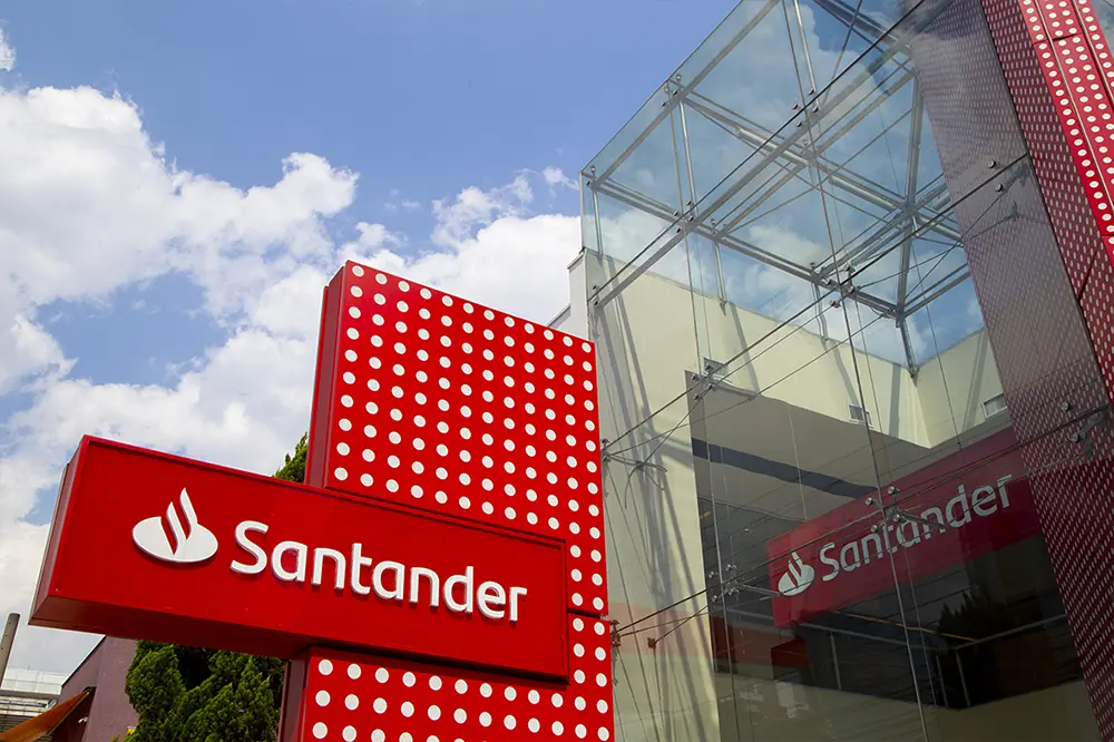 Universitários paranaenses podem concorrer a bolsas de R$ 2,4 mil do Santander Graduação 5 Santander Graduação