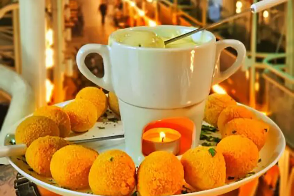 Fondue de Coxinha se destaca e vira iguaria imperdível em Curitiba 4 Fondue de Coxinha