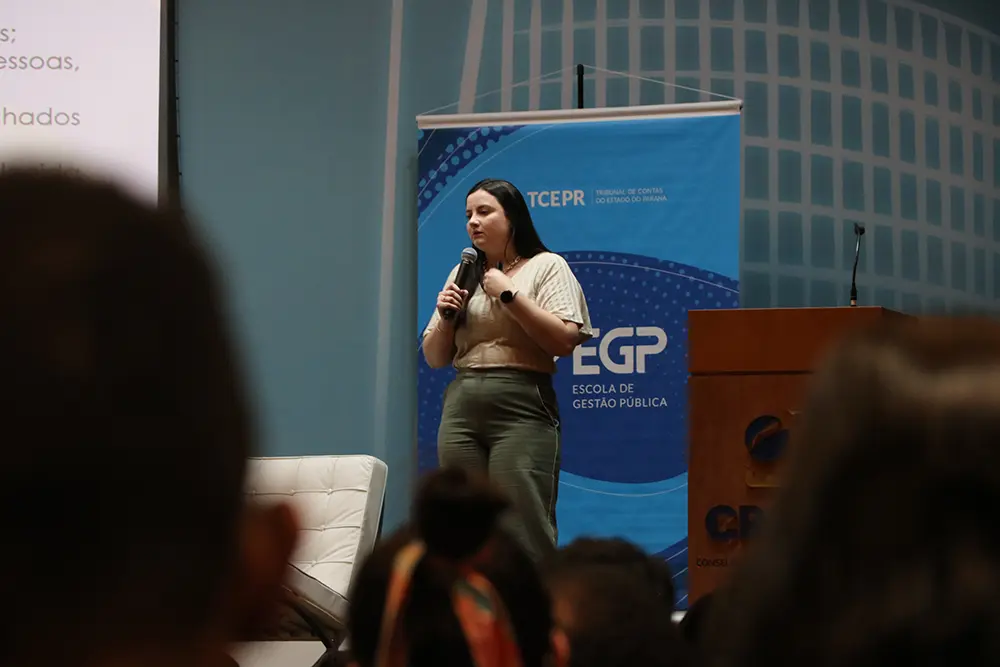 Controladora de Pinhais destaca importância da auditoria interna em evento do TCE-PR 1 Keren Letícia Sales Pereira, Controladora-Geral de Pinhais