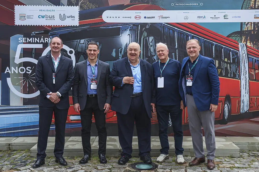 Rafael Greca anuncia liberação de R$ 380 milhões para compra de mais ônibus elétricos de Curitiba 2 ônibus elétricos