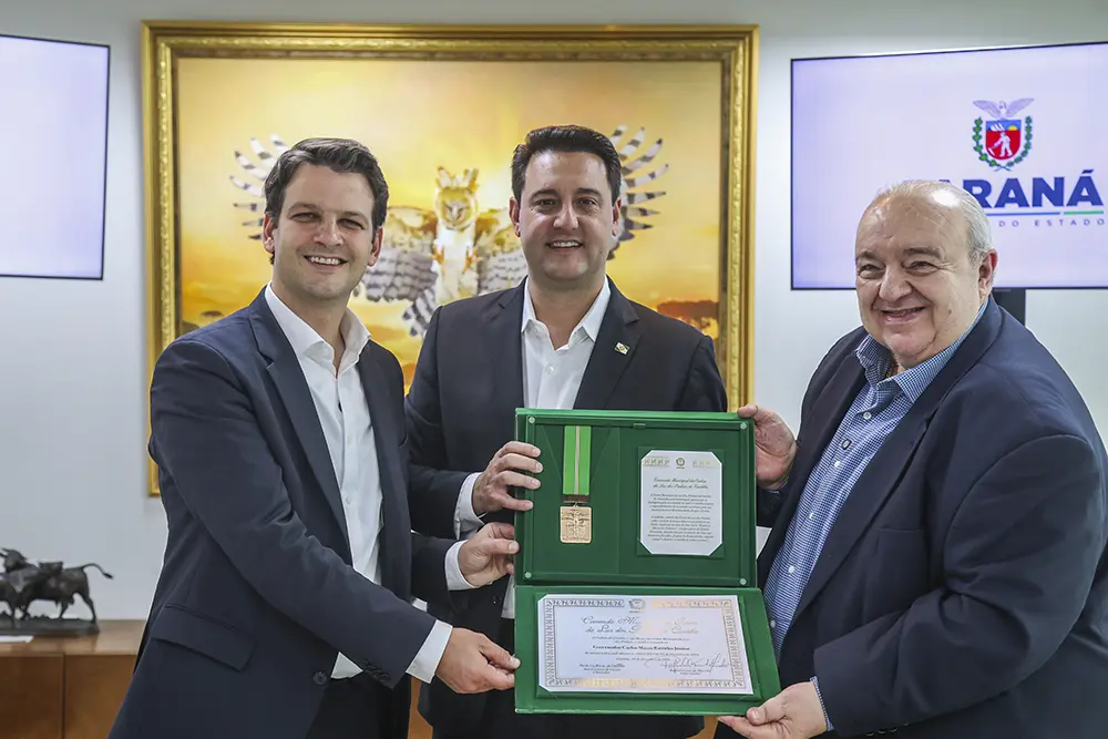 Greca entrega Ordem da Luz dos Pinhais de Curitiba para o governador Carlos Massa Ratinho Júnior 5 Ordem da Luz dos Pinhais