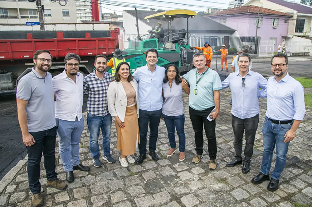 Pimentel vistoria revitalização de pavimento no Jardim Botânico e reforça compromisso com serviços públicos de qualidade em Curitiba 6 Pimentel