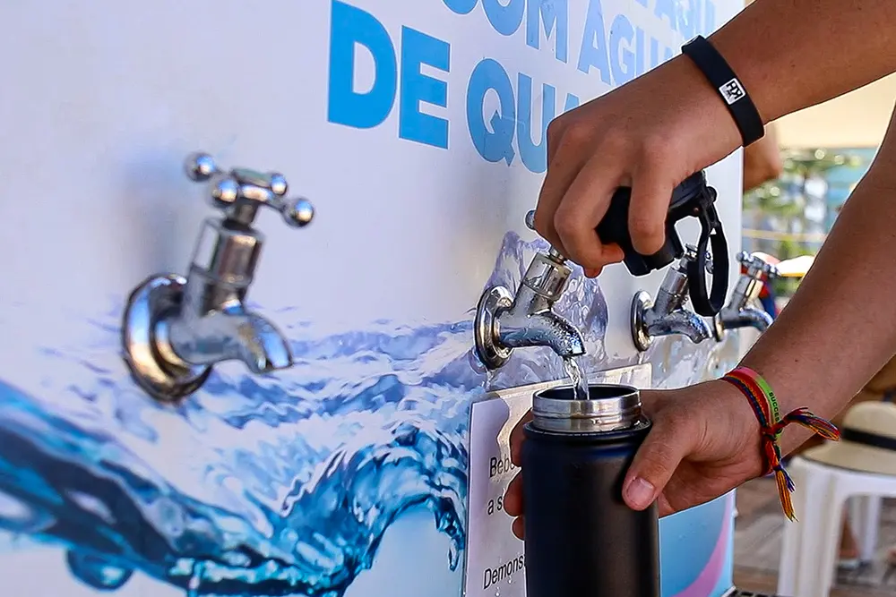 Bebedouros com água gelada e chuveiros refrescam o público no Verão Maior Paraná 3 Verão Maior Paraná