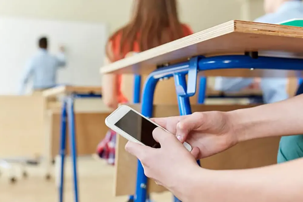 Secretarias de Educação têm até o mês de março para adaptação à lei que restringe uso de celulares em escolas 9 uso de celulares em escolas