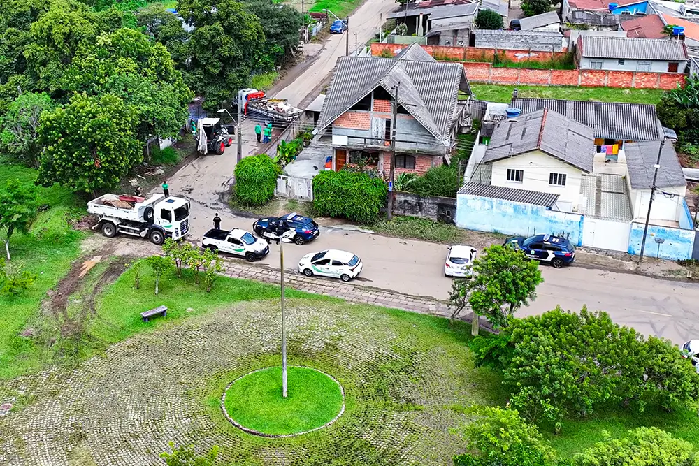 Equipes da prefeitura reforçam ações nas ruas de Pinhais após chuva acumulada de 90mm em 1h30 2 Pinhais após chuva