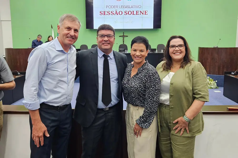 Prefeita reeleita de Pinhais, Rosa Maria, e o vice-prefeito Marcinho são empossados 8 Prefeita Rosa Maria, o vice Marcinho, deputada Marli Paulino, e o ex-prefeito Luizão
