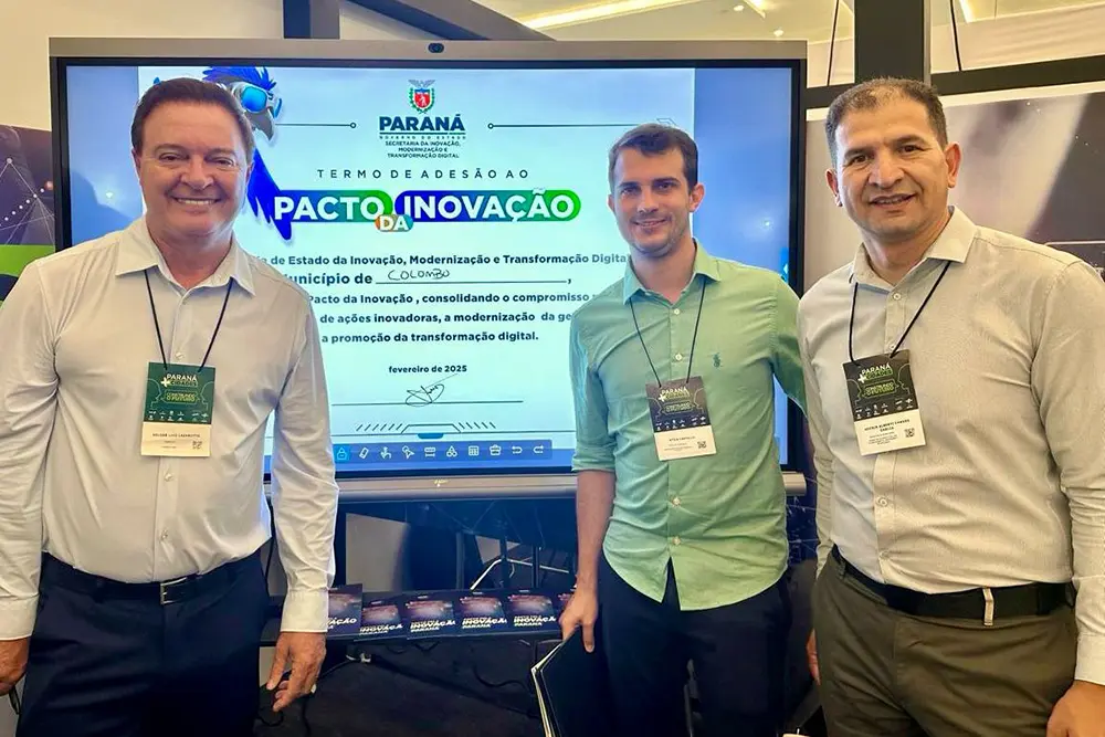 Prefeito de Colombo, Helder Lazarotto, assina Pacto pela Inovação Paraná durante evento Paraná Mais Cidades 5 Pacto pela Inovação Paraná