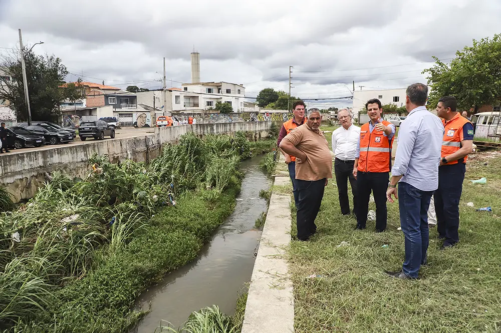 Prefeito Eduardo Pimentel anuncia medidas para prevenir alagamentos no Parolin 1 alagamentos no Parolin