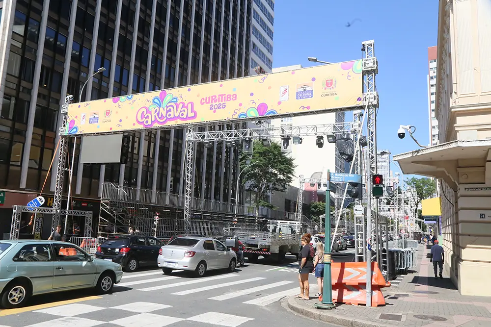 Marechal Deodoro tem bloqueios e desvios de ônibus para montagem das arquibancadas do carnaval de Curitiba 6 bloqueios e desvios