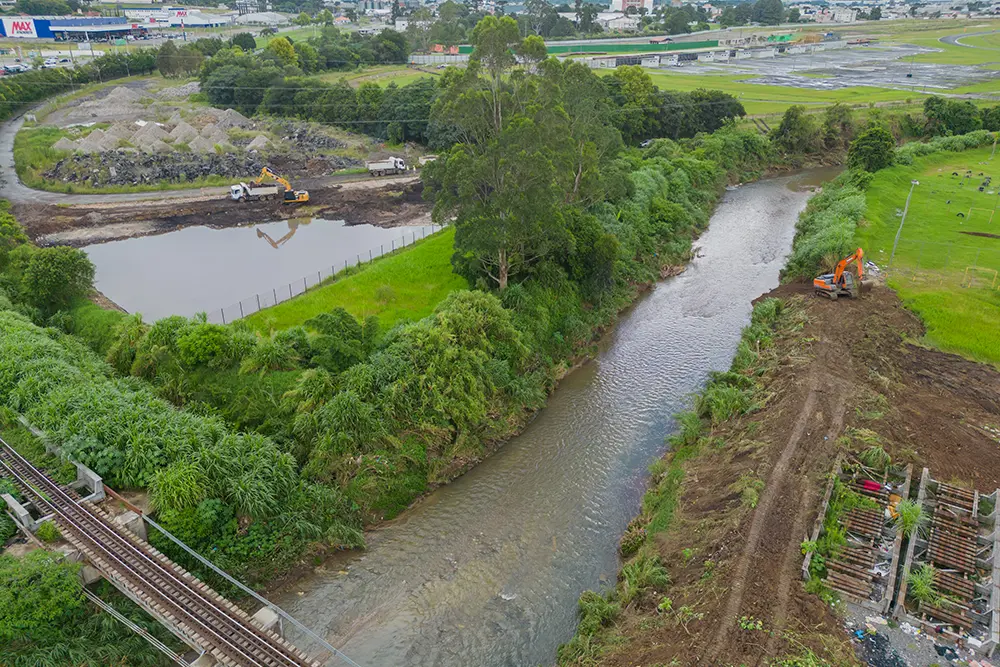Prefeituras de Curitiba e Pinhais intensificam desassoreamento do Rio Atuba 7 desassoreamento do Rio Atuba