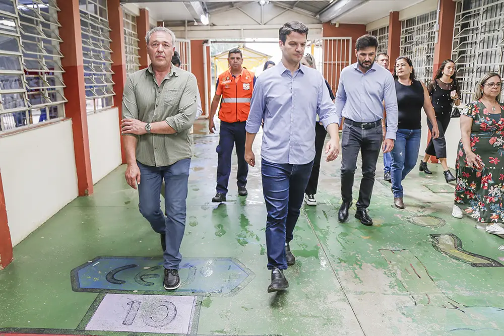 Eduardo Pimentel faz vistorias e anuncia suporte a escolas e CMEIs atingidos pelos temporais em Curitiba 1 temporais em Curitiba
